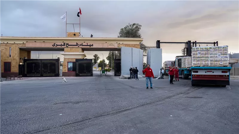 فرحة العودة تتجدد في معبر رفح: مصر تستقبل الفلسطينيين وتواصل إدخال المساعدات