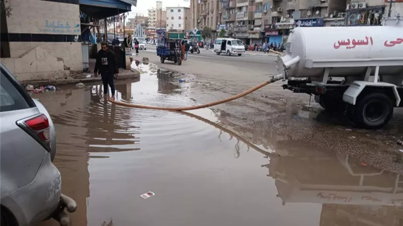 حي السويس يجري اصلاح كسر خط وشفط المياة المتكونة في نهر الطريق بشارع الجيش