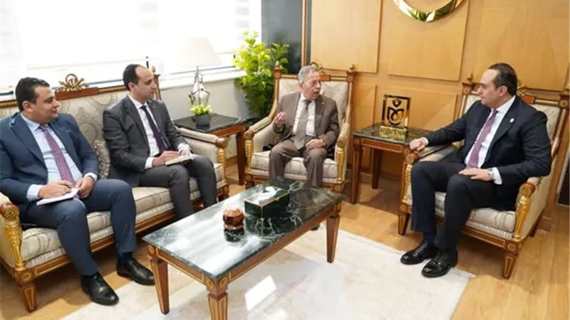  رئيس الرعاية الصحية يلتقي نقيب أطباء مصر لتعزيز التعاون في التدريب الطبي