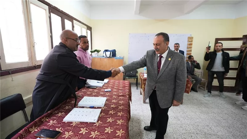 محافظ أسيوط يتفقد لجان الإعادة لليوم الثاني ويشيد بارتفاع نسب المشاركة