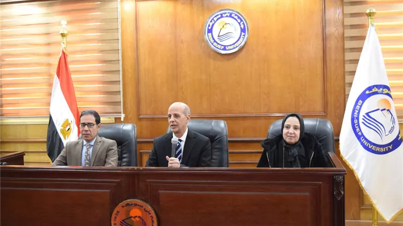بحث سبل تطوير الأداء بكلية الطب البيطري والعلاقات العامة بجامعة بنى سويف 