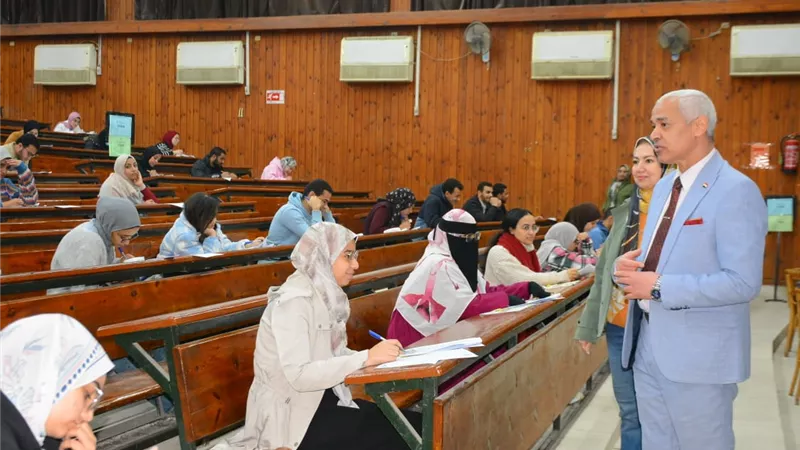 نائب رئيس جامعة أسيوط يتفقد سير امتحانات الفصل الدراسي الأول بعدد من الكليات