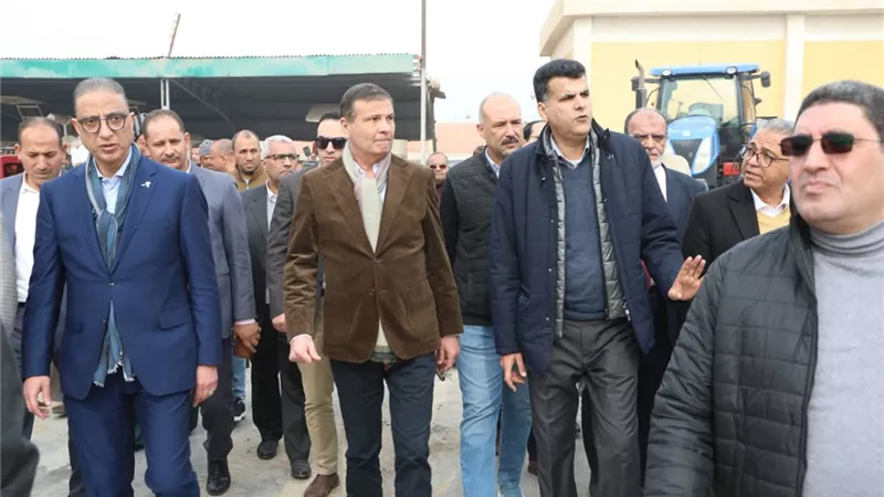 وزير الزراعة ومحافظ الفيوم يوزعان 15 