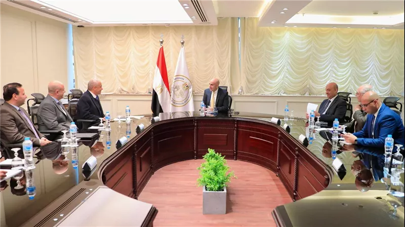 وزير التربية والتعليم يبحث مع الرئيس التنفيذي لمجموعة العربي تعزيز الشراكة