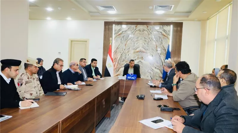 محافظ السويس يتابع مشروع مد العين السخنة بمياه التحلية