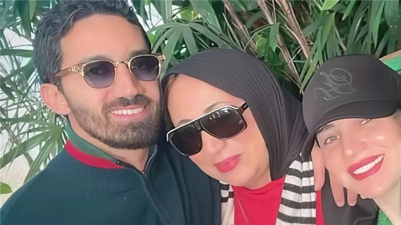 مي عز الدين تخطف الأضواء بظهورها مع زوجها أحمد تيمور وحماتها 