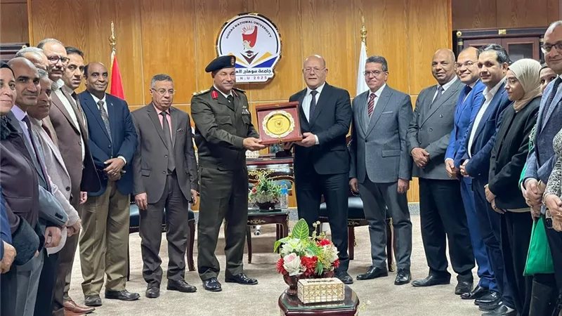 رئيس جامعة سوهاج يكرم المستشار العسكري للمحافظة تقديرا لجهوده