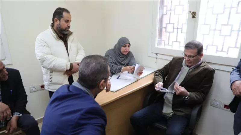 وزير الزراعة يقطع 2 كيلومتر سيرا على الأقدام لحل مشكلة مزارع في الفيوم