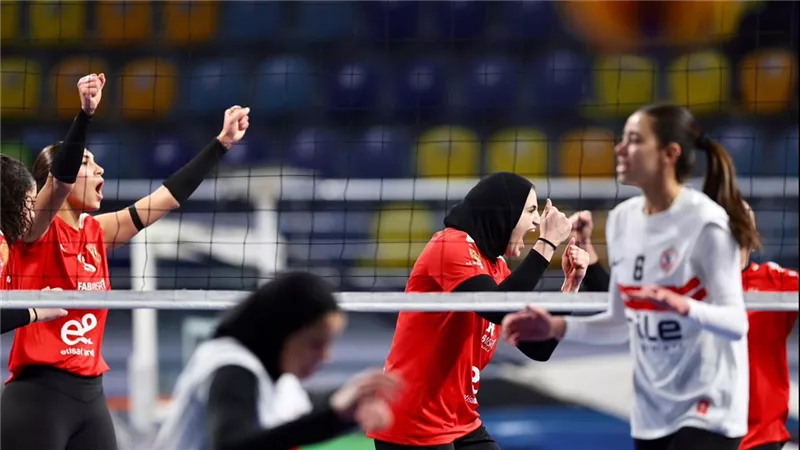 «سيدات طائرة الأهلي» يتوجن ببطولة دوري المرتبط بعد الفوز على الزمالك 