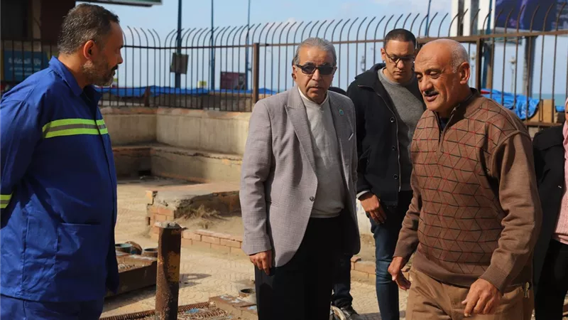 جولة تفقدية لرئيس شركة الصرف الصحي بالإسكندرية بمحطة رفع سبورتنج