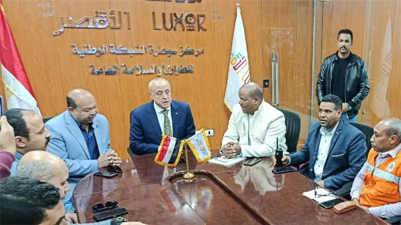 محافظ الأقصر يتفقد غرفة العمليات لمتابعة انتظام العملية الانتخابية 