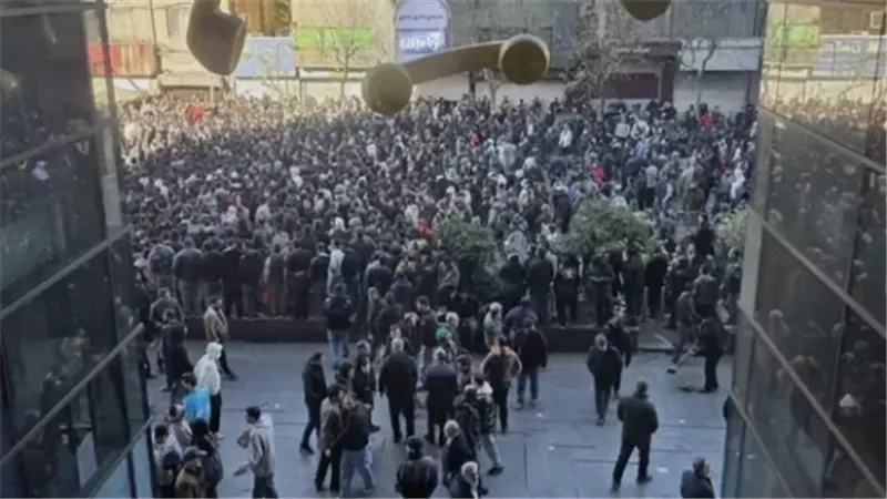 نيويورك تايمز: إيران تواجه أخطر أزمة داخلية وخارجية منذ سنوات