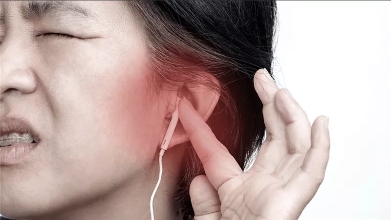 استخدام سماعات الأذن لساعات طويلة يؤدي إلى تلف دائم في السمع