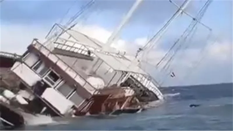 إنقاذ 28 شخصا بعد شحوط لانش سياحي بمنطقة حماطة جنوب البحر الأحمر