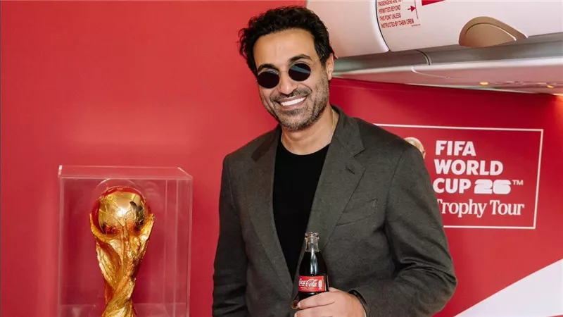 أحمد فهمي يشعل السوشيال ميديا بصورة مع كأس العالم في مصر