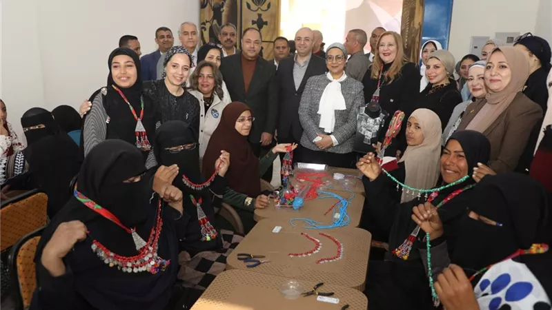 محافظ بنى سويف ومسؤلى تنمية الصعيد يفتتحان مركز تنمية المهارات اليدوية