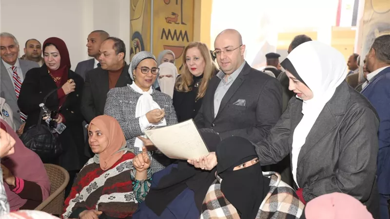مسؤولى تنمية الصعيد والقومى للمرأة يشيدان بمشروع الحرف التراثية ببنى سويف 