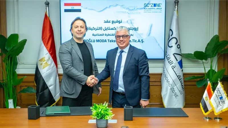توقيع عقد شركة “أوروجلو مودا تكستايل” لإقامة مصنع للملابس الجاهزة بالقنطرة  