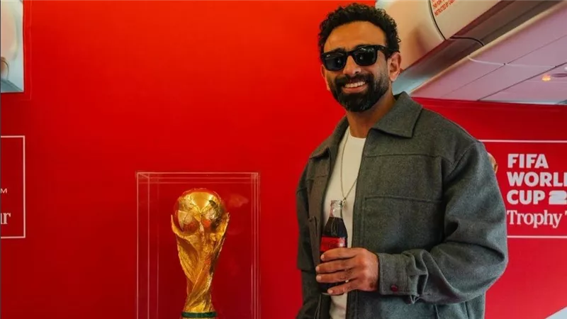 «الكأس اللي بيحرك ملايين».. إبراهيم فايق يحتفي بكأس العالم في مصر بظهور نادر