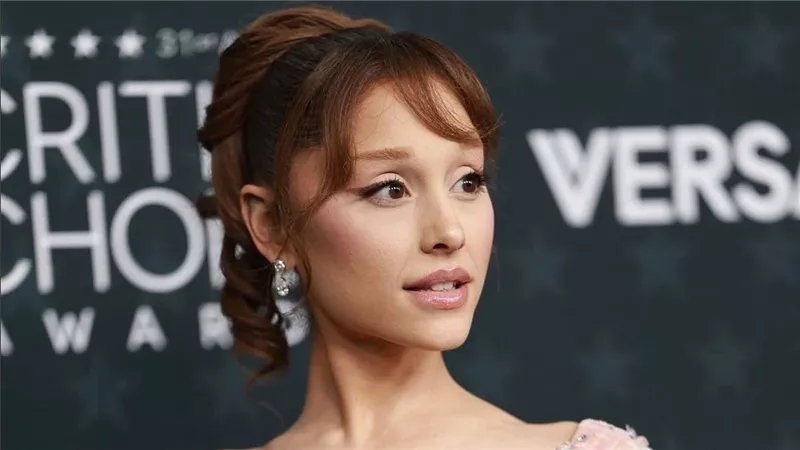 صُممت بعناية.. إطلالة أريانا غراندي حفل جوائز Critics’ Choice Awards 