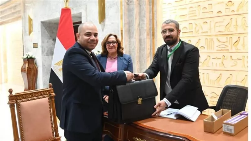 نائبًا عن حزب العدل.. علي خالد يتسلم كارنية عضوية مجلس النواب