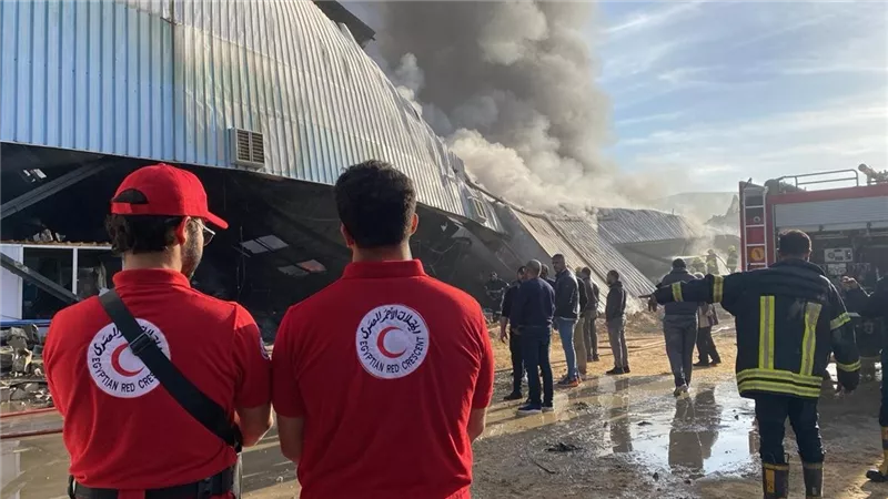 الهلال الأحمر المصري يدعم جهود الحماية المدنية في حريق مصنع بلاستيك بأكتوبر