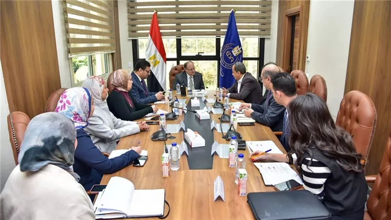 هيئة الدواء تبحث مع شركات محلية توطين صناعات الدواء المتقدمة وأدوية الأورام