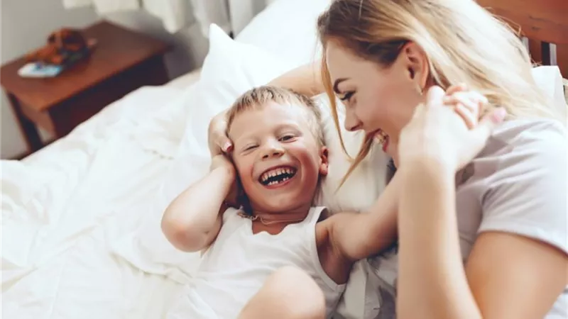 استشاري يحذر: الحنان الزائد قد يفسد الطفل ويؤثر على سلوكه بمرحلة المراهقة