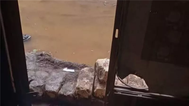 بيوتنا غرقت في المجاري.. استغاثة من أهالي النعامنة بمنيا القمح لرئيس الوزراء