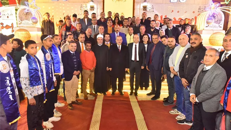 محافظ أسيوط يقدم التهنئة بعيد الميلاد خلال جولة بعدد من الكنائس 