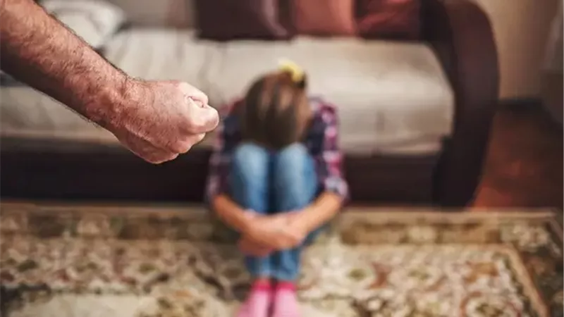 قلبه عليها حجر.. القصة الكاملة لتعدي أب على طفلته وإصابتها بكسر في الجمجمة