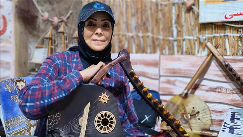 فاطمة المرسي..أول عازفة على آلة السمسمية التراثية: غنيت للحرب والحب وورثت الفن