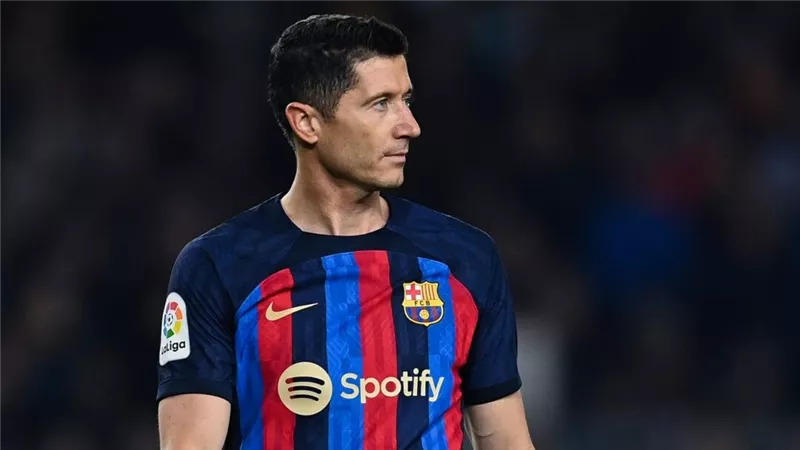 برشلونة يدرس تقديم عقد جديد لـ ليفاندوفسكي لتعزيز هجوم الفريق