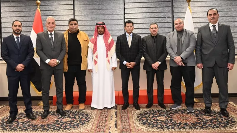 وزير الشباب والرياضة يبحث ترتيبات افتتاح نادي جلوري بالعاشر من رمضان