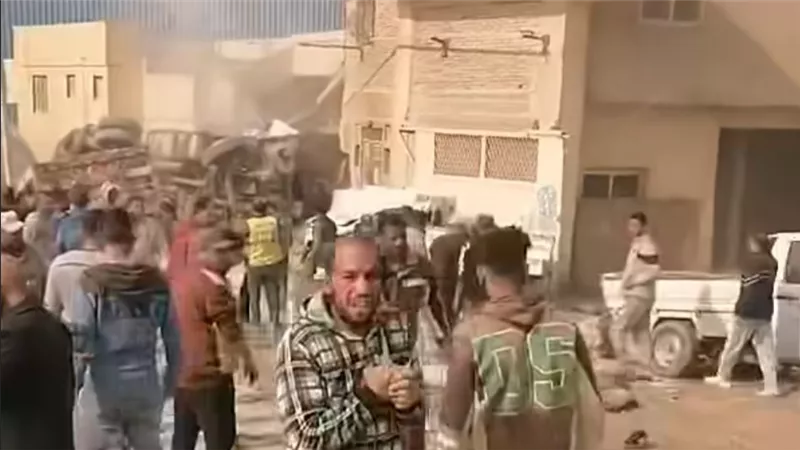 انقلاب تريلا علي عدد من السيارات أمام شركة الفتح بشق الثعبان