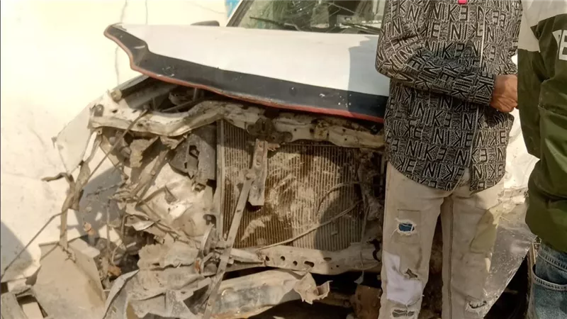 العربيات اتعجنت.. تريلا تنقلب فوق سيارات بشق الثعبان |صور 