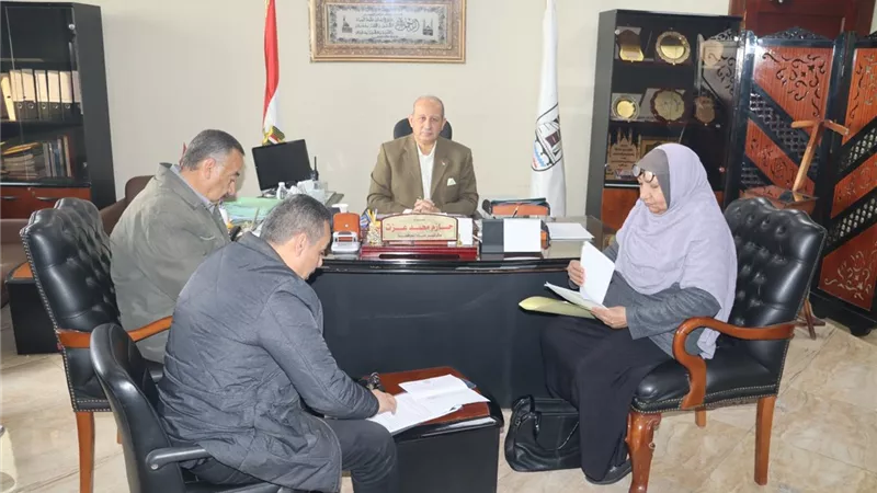 موقف تحصيل مستحقات الدولة عن تطوير الصرف المغطى للأراضي الزراعية ببني سويف
