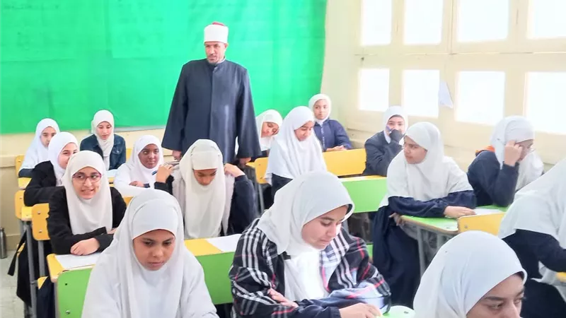 رئيس منطقة السويس الأزهرية يتابع سير الامتحانات بمجمع معاهد الفاروق 
