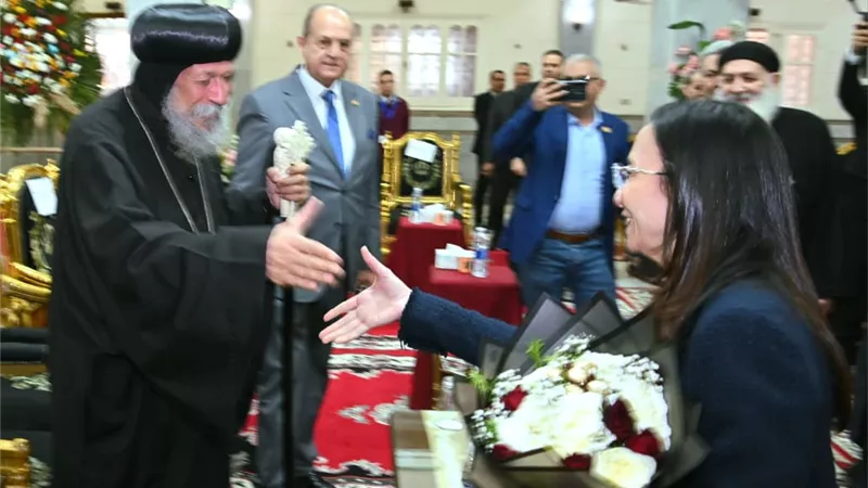 في أجواء من المحبة والتآخي.. محافظ البحيرة تهنئ الأخوة المسيحيين بعيد الميلاد