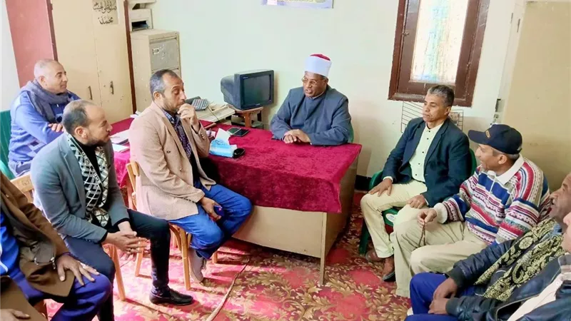 مدير أوقاف الوادي الجديد يتفقد إدارة باريس ويجتمع بجهازها الإداري