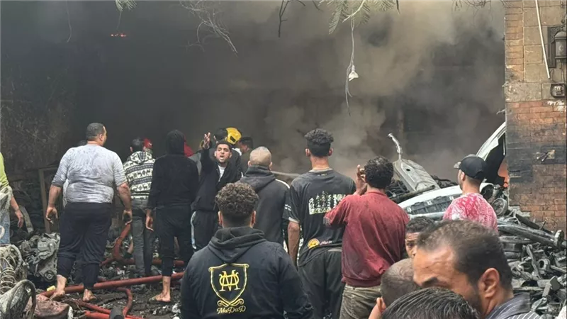 دون إصابات بشرية.. السيطرة علي حريق مخزن قطع غيار بالأزبكية