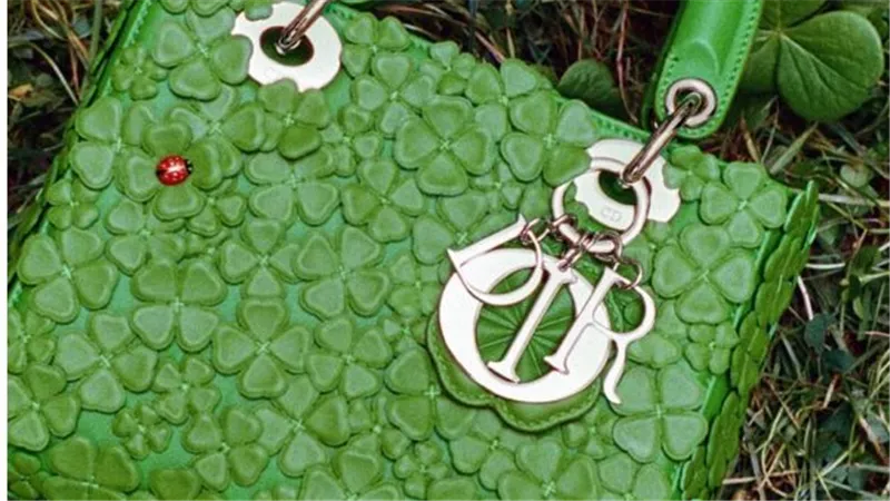 شاهدِ خطوات تصميمها.. حقيبة lady dior clover الأنيقة