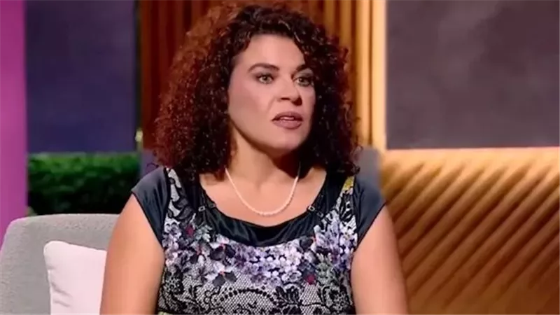 منى هلا تكشف سر لون شعرها بعد أسئلة متابعيها وتصف لهم طريقة الحناء