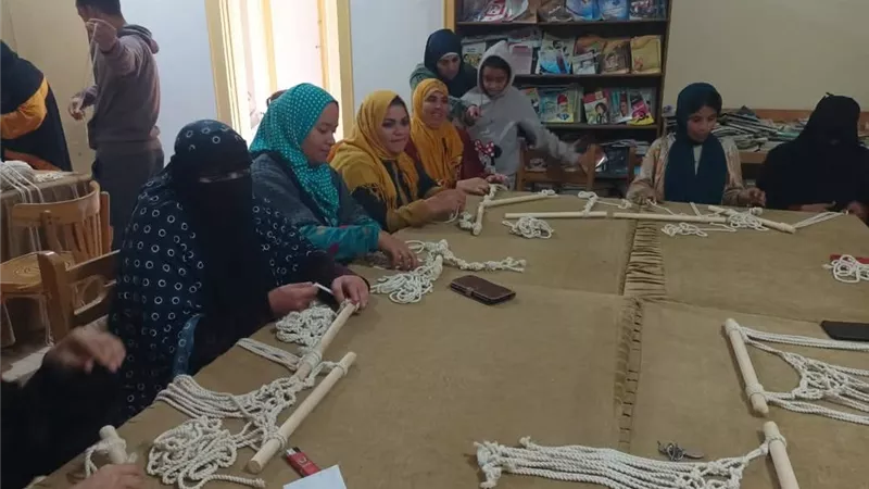 برنامج «علمني حرفة» يفتح آفاق العمل الحر لشباب السويس عبر فن المكرمية