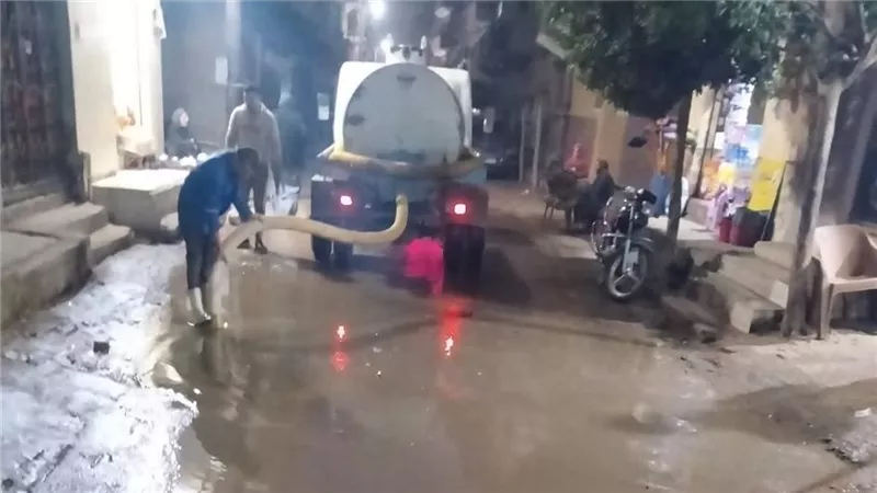غرقت الشارع.. إصلاح عطل بخط الصرف فى مدينة قويسنا بالمنوفية