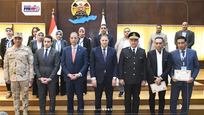 محافظ الفيوم يكرم العاملين بمركز سيطرة الطوارئ ويثمن جهود مراقبة بحيرة قارون