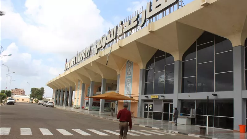 بعد غارات جوية عنيفة.. قوات العمالقة تنتشر في عدن لتأمين مؤسسات الدولة