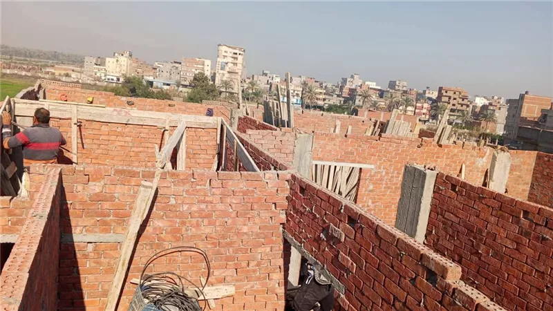 دمياط تكثف حملات إزالة مخالفات البناء بالسنانية وتطبق القانون فورا