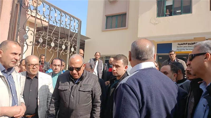 وزير الكهرباء يتفقد إدارة شبكات وإيرادات كهرباء الخانكة وقطاع المرج والقلج 