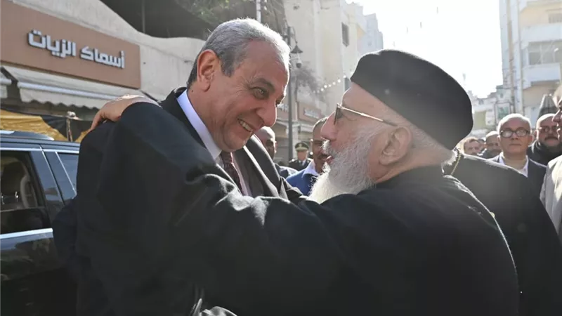 محافظ الغربية يشارك الإخوة الأقباط احتفالات عيد الميلاد ويوزع هدايا الرئيس 